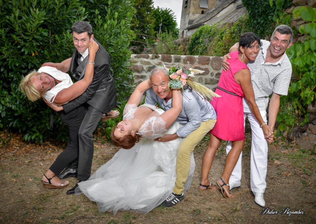 photo de groupe de mariage originale les invités danse le tango la mariée est pencher en arrière dans les bras d'invité le marié tient dans ces bras une invitée qui est penchée sur le côté